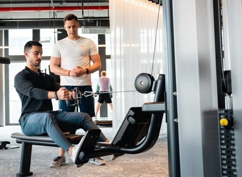 Personal Trainer Shervin beim Coaching im ISC Gym Wien