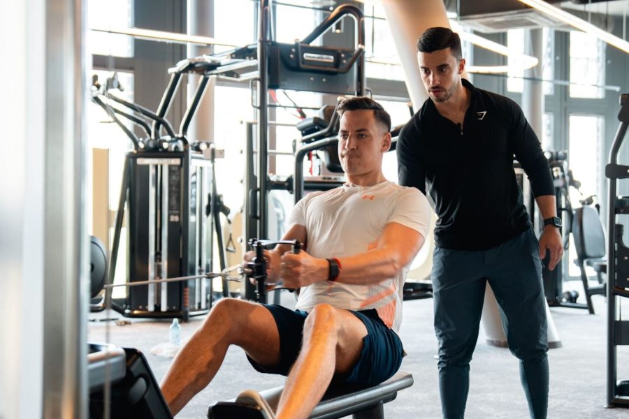 personal trainer in wien bei seiner arbeit, personal training in wien