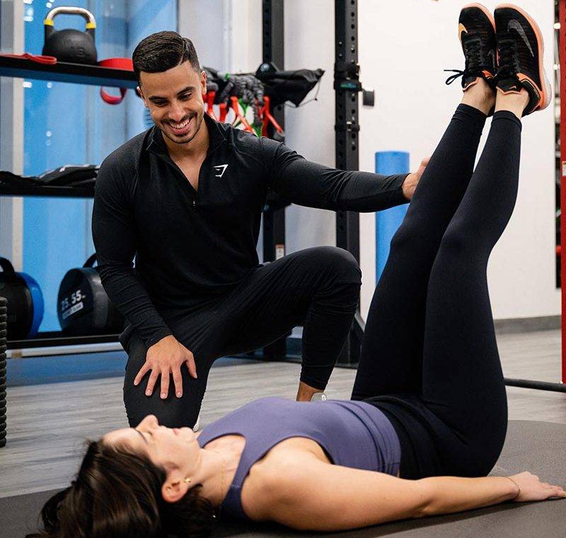 personal trainer shervin zeigt im gym in Wien eine Fitness Übung